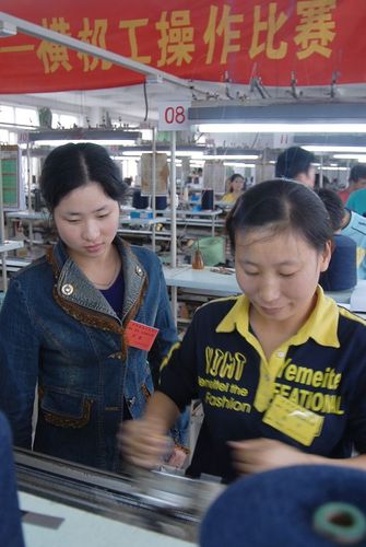 连日来,濮院镇各羊毛衫企业纷纷举办横机,整烫和包装技术操作比赛.